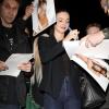 Miranda Kerr signe des autographes à quelques fans lorsqu'elle arrive à l'aéroport de Los Angeles le 18 janvier 2013