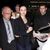 Miranda Kerr signe des autographes à quelques fans lorsqu'elle arrive à l'aéroport de Los Angeles le 18 janvier 2013