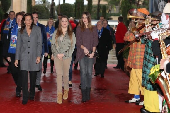 La princesse Stéphanie de Monaco avec ses filles Camille Gottlieb et Pauline Ducruet arrivant au chapiteau Fontvieille le 20 janvier 2013 pour une représentation du 37e Festival international du cirque de Monte-Carlo.