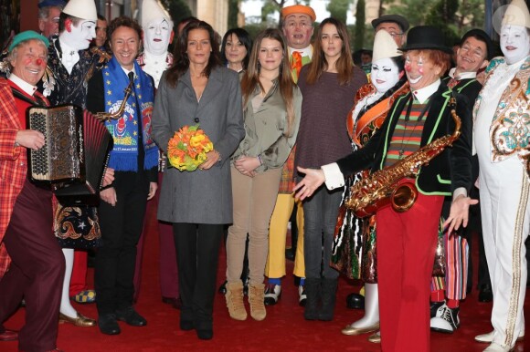 La princesse Stéphanie de Monaco pose avec Stéphane Bern et ses filles Camille Gottlieb et Pauline Ducruet en arrivant au chapiteau Fontvieille le 20 janvier 2013 pour une représentation du 37e Festival international du cirque de Monte-Carlo.