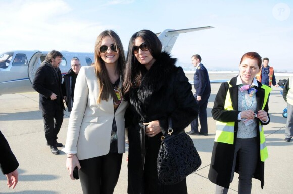 Monica Bellucci pose avec quelques fans l'accueillant à l'aéroport de Banja Luka, le 20 janvier 2013.