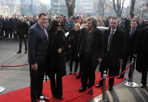Monica Bellucci sur le tapis rouge d'accueil au côté du président de la République Serbe Milorad Dodik et le cinéaste Emir Kusturica à Banja Luka, 20 janvier 2013.
