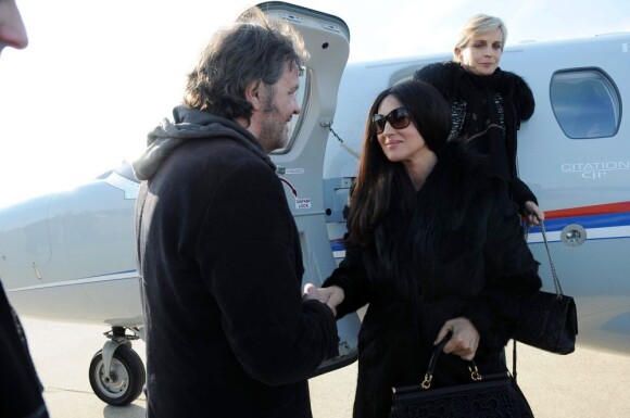 Monica Bellucci accueillie par le cinéaste serbe Emir Kusturica alors qu'elle arrive au Kustendorf International Film and Music Festival, à Banja Luka, le 20 janvier 2013.