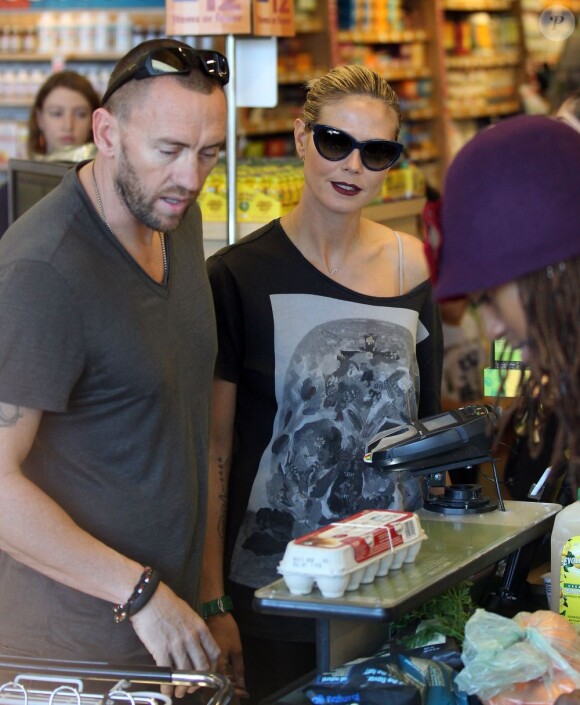 Heidi Klum et son amoureux Martin font les courses au Whole Foods de Brentwood le 20 janvier 2013 au matin