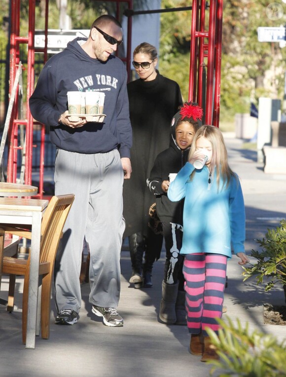 Heidi Klum à Los Angeles le 20 janvier 2013 par une journée ensoleillée. La star se rend en famille au Starbucks pour un goûter gourmand