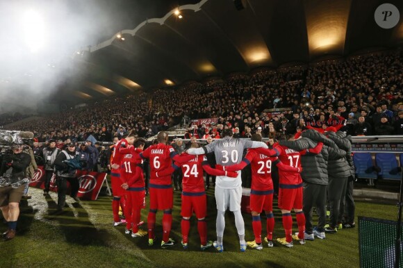 Les joueurs et le staff du PSG ont rendu un vibrant hommage à Nick Broad, l'adjoint du coach Carlo Ancelotti disparu après un accident de voiture le jeudi 17 janvier, avant le match face à Bordeaux le 20 janvier 2013