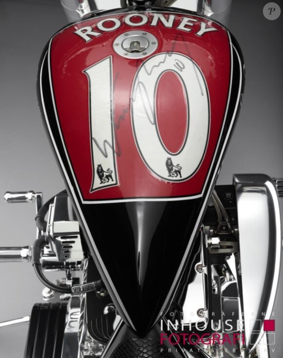 Wayne Rooney a mis aux enchères une moto customisée avec le grand  Lauge Jensen qui sera vendue le 20 février prochain au profit de l'association KidsAid, et dont un maillot dédicacé orne le réservoir d'essence