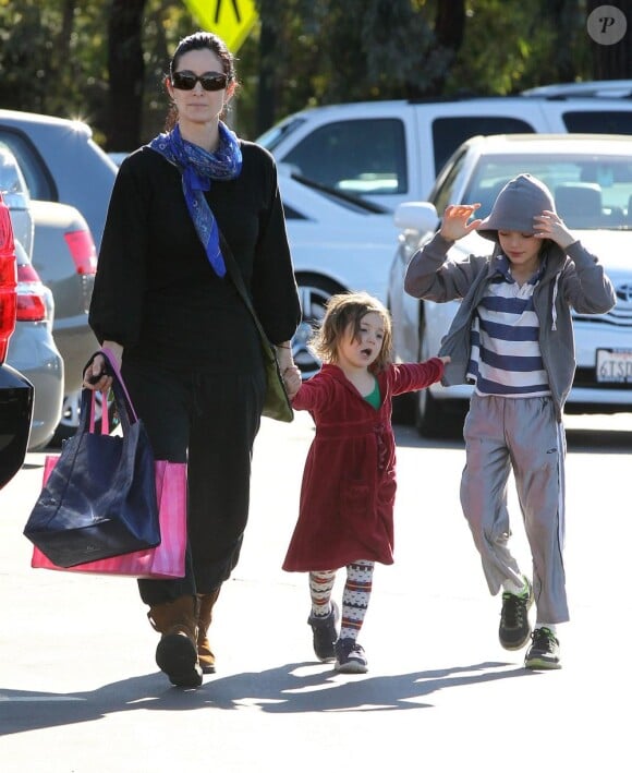 Carrie-Anne Moss et ses enfants Jaden et Frances vont faire leur courses au marché de Pacific Palisades, à Los Angeles, le 20 janvier 2013.