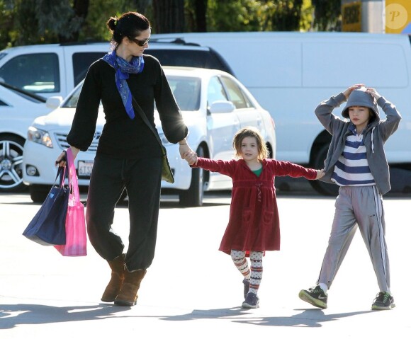Carrie-Anne Moss et ses adorables enfants Jaden et Frances vont faire leur courses au marché de Pacific Palisades, à Los Angeles, le 20 janvier 2013.