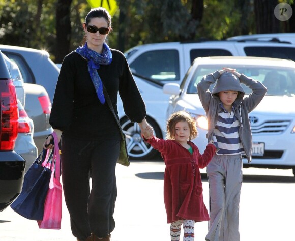 L'actrice Carrie-Anne Moss et ses enfants Jaden et Frances vont faire leur courses au marché de Pacific Palisades, à Los Angeles, le 20 janvier 2013.