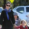 Carrie-Anne Moss avec ses enfants Jaden et Frances vont faire leur courses au marché de Pacific Palisades, à Los Angeles, le 20 janvier 2013.