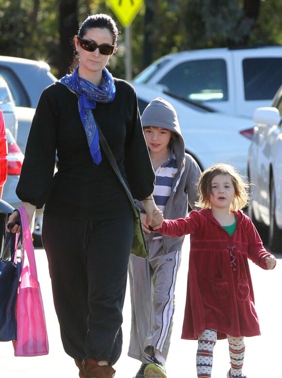 Carrie-Anne Moss avec ses enfants Jaden et Frances vont faire leur courses au marché de Pacific Palisades, à Los Angeles, le 20 janvier 2013.