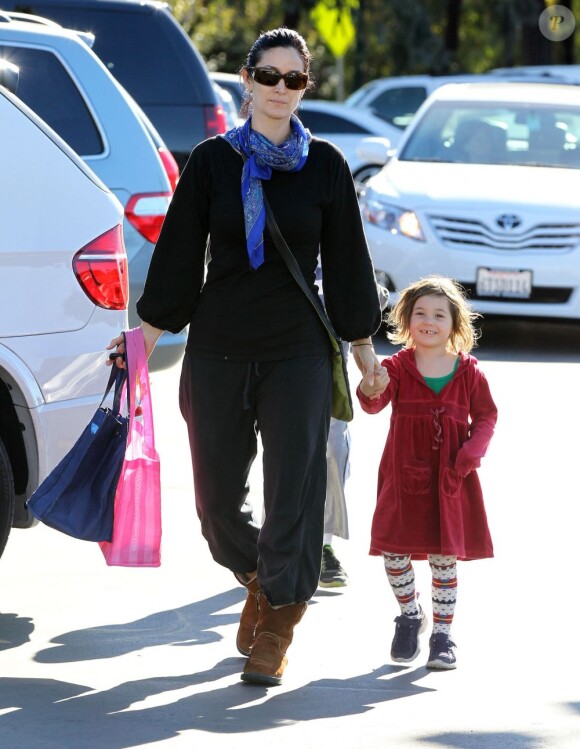 Carrie-Anne Moss et ses enfants Jaden et Frances vont faire des courses au marché de Pacific Palisades, à Los Angeles, le 20 janvier 2013.