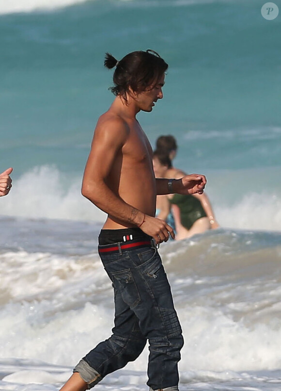 Thomas Vergara (Secret Story 6) sur le tournage de la cinquième saison des Anges de la Télé-Réalité sur une plage à Miami, le 22 janvier 2013.