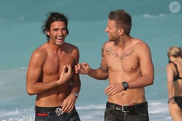 Thomas Vergara (Secret Story 6) et Benjamin (La Belle et ses princes presque charmants) sur le tournage de la cinquième saison des Anges de la Télé-Réalité sur une plage à Miami, le 22 janvier 2013.