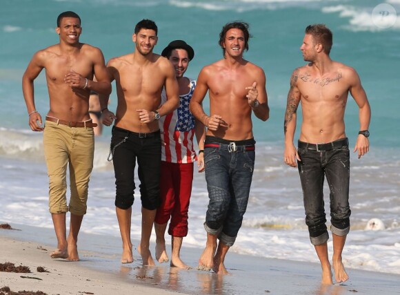 Alban (The Voice), Thomas Vergara (Secret Story 6), Benjamin (La Belle et ses princes presque charmants), Samir (L'île des Vérités), Marie (Koh Lanta) et l'ange anonyme sur le tournage de la cinquième saison des Anges de la Télé-Réalité sur une plage à Miami, le 22 janvier 2013.