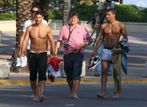 Thomas Vergara (Secret Story 6), Samir (L'île des Vérités) et l'ange anonyme sur le tournage de la cinquième saison des Anges de la Télé-Réalité sur une plage à Miami, le 22 janvier 2013.
