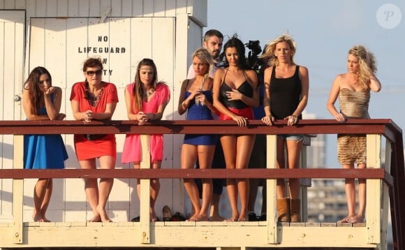 Nabilla Benattia, Amélie (Secret Story 4), Alban (The Voice), Capucine (Secret Story 6), Thomas Vergara (Secret Story 6), Benjamin (La Belle et ses princes presque charmants), Frédérique (Koh Lanta), Aurélie et Samir (L'île des Vérités), Marie (Koh Lanta), et les deux anges anonymes sur le tournage de la cinquième saison des Anges de la Télé-Réalité sur une plage à Miami, le 22 janvier 2013.
