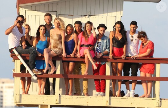 Nabilla Benattia, Amélie (Secret Story 4), Alban (The Voice), Capucine (Secret Story 6), Thomas Vergara (Secret Story 6), Benjamin (La Belle et ses princes presque charmants), Frédérique (Koh Lanta), Aurélie et Samir (L'île des Vérités), Marie (Koh Lanta), et les deux anges anonymes sur le tournage de la cinquième saison des Anges de la Télé-Réalité sur une plage à Miami, le 22 janvier 2013.