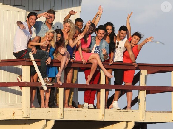 Nabilla Benattia, Amélie (Secret Story 4), Alban (The Voice), Capucine (Secret Story 6), Thomas Vergara (Secret Story 6), Benjamin (La Belle et ses princes presque charmants), Frédérique (Koh Lanta), Aurélie et Samir (L'île des Vérités), Marie (Koh Lanta), et les deux anges anonymes sur le tournage de la cinquième saison des Anges de la Télé-Réalité sur une plage à Miami, le 22 janvier 2013.