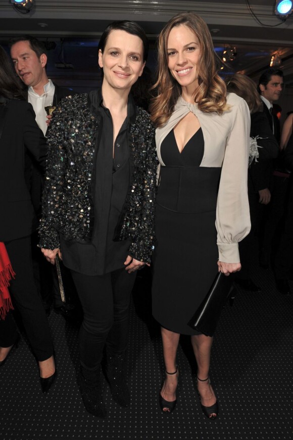 Juliette Binoche et Hilary Swank lors du Dîner de la mode au pavillon d'Armenonville à Paris le 24 janvier 2013