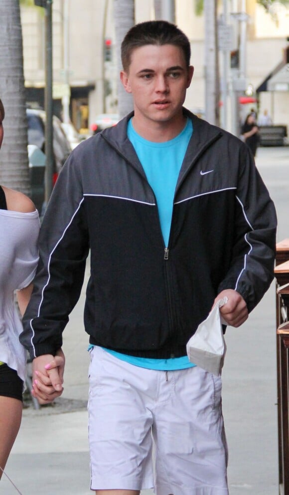 Le chanteur et acteur Jesse McCartney avec une jolie inconnue dans les rues de Beverly Hills, le 22 janvier 2013.