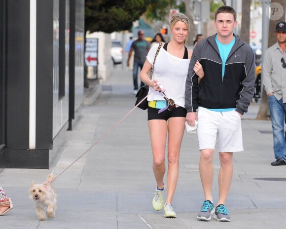 Jesse McCartney se promène avec une jolie inconnue dans les rues de Beverly Hills, le 22 janvier 2013.