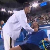 Novak Djokovic joue au docteur avec Henri Leconte : Bouche-à-bouche de rigueur !