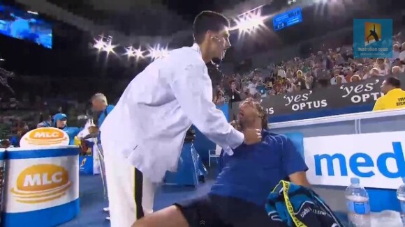 Novak Djokovic joue au docteur avec Henri Leconte : Bouche-à-bouche de rigueur !
