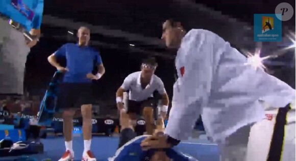 Novak Djokovic en pleine séance de massage cardiaque pour Henri Leconte à Melbourne le 24 janvier 2013