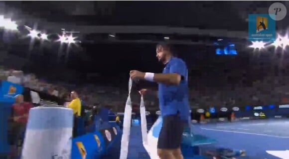 Henri Leconte range ses pains de glace après un traitement au froid reçu des mains de Novak Djokovic à Melbourne le 24 janvier 2013