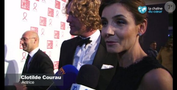Clotilde Courau s'exprime au 11e Dîner de la mode, au micro de la Chaîne du coeur, à Paris, le 24 janvier 2013.