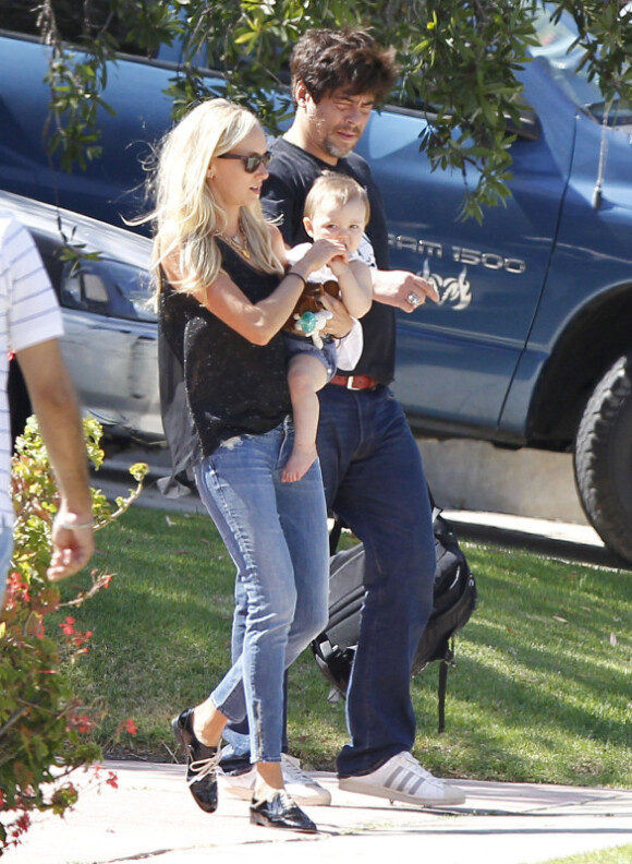 La jolie Kimberly Stewart et Benicio Del Toro, en promenade avec leur fille Delilah, à Los Angeles, le 25 août 2012.