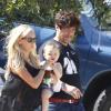 Kimberly Stewart et l'acteur Benicio Del Toro, en promenade avec leur fille Delilah, à Los Angeles, le 25 août 2012.