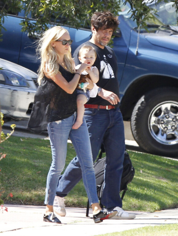 Kimberly Stewart et l'acteur Benicio Del Toro, en promenade avec leur fille Delilah, à Los Angeles, le 25 août 2012.