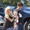 Kimberly Stewart et Benicio Del Toro, sont en promenade avec leur fille Delilah, à Los Angeles, le 25 août 2012.