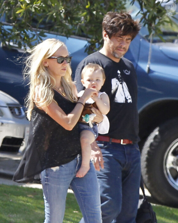 Kimberly Stewart et Benicio Del Toro, sont en promenade avec leur fille Delilah, à Los Angeles, le 25 août 2012.