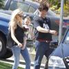 Kimberly Stewart et Benicio Del Toro, en promenade avec leur fille Delilah, à Los Angeles, le 25 août 2012.