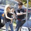 Kimberly Stewart et Benicio Del Toro, en promenade avec leur fille Delilah, à Los Angeles, le 25 août 2012.