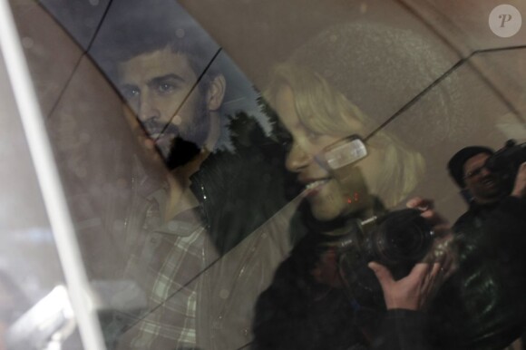 Shakira et Gerard Piqué quittent la maternité de la clinique Teknon de Barcelone pour rentrer chez eux avec leur fils Milan, le 27 Janvier 2013.