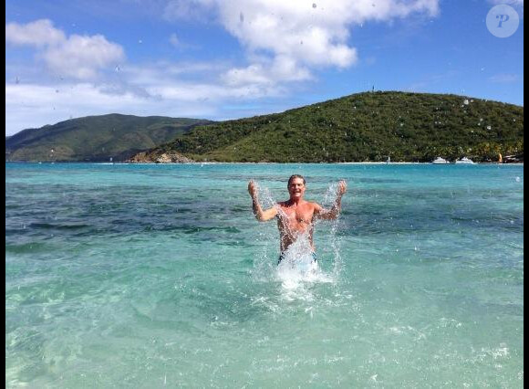 Hayley Roberts a posté sur Twitter des photos de vacances à Necker Island aux Caraïbes en compagnie de son amoureux David Hasselhoff.