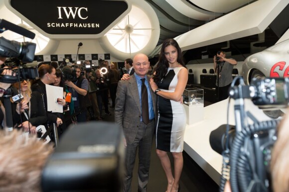 Adriana Lima et le PDG d'IWC Schaffhausen Georges Kern lors du 23e Salon International de la Haute Horlogerie Palexpo. Genève, le 22 janvier 2013.