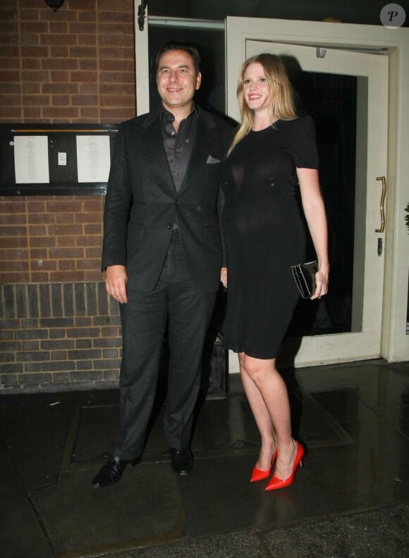 David Walliams et sa femme Lara Stone, enceinte, à Londres le 29 janvier 2013.