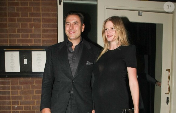 David Walliams et sa femme Lara Stone, les futurs parents quittent le restaurant La Petite Maison à Londres, le 29 janvier 2013.