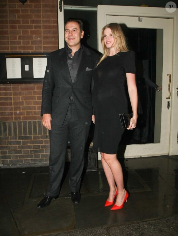 David Walliams et Lara Stone, enceinte, à la sortie du restaurant La Petite Maison à Londres, le 29 janvier 2013.