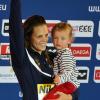 Laure Manaudou et sa petite Manon le 24 novembre 2012 lors des championnats d'Europe à Chartres après sa victoire sur 50m dos