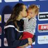 Laure Manaudou et sa petite Manon le 24 novembre 2012 lors des championnats d'Europe à Chartres après sa victoire sur 50m dos