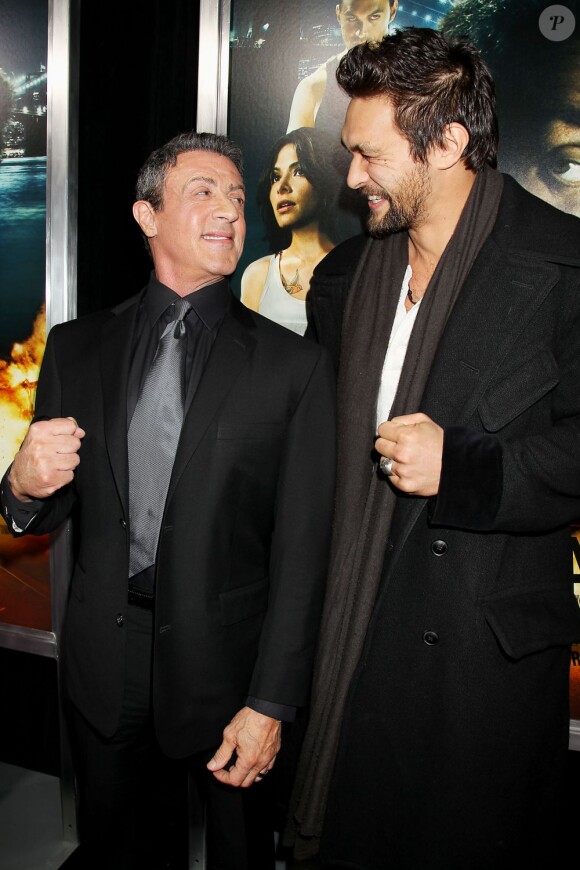 Sylvester Stallone et Jason Momoa ne sont pas prêts à en venir aux mains sur le tapis de la première de Du plomb dans la tête (Bullet to the Head) à l'AMC Lincoln Square de New York, le 29 janvier 2013.