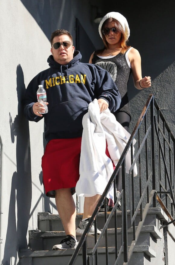 Chaz Bono quitte un studio de danse à Beverly Hills, avec une jeune femme inconnue, le 31 janvier 2013.