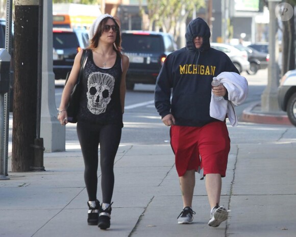 Chaz Bono quitte un studio de danse à Beverly Hills, accompagné d'une jolie inconnue, le 31 janvier 2013.